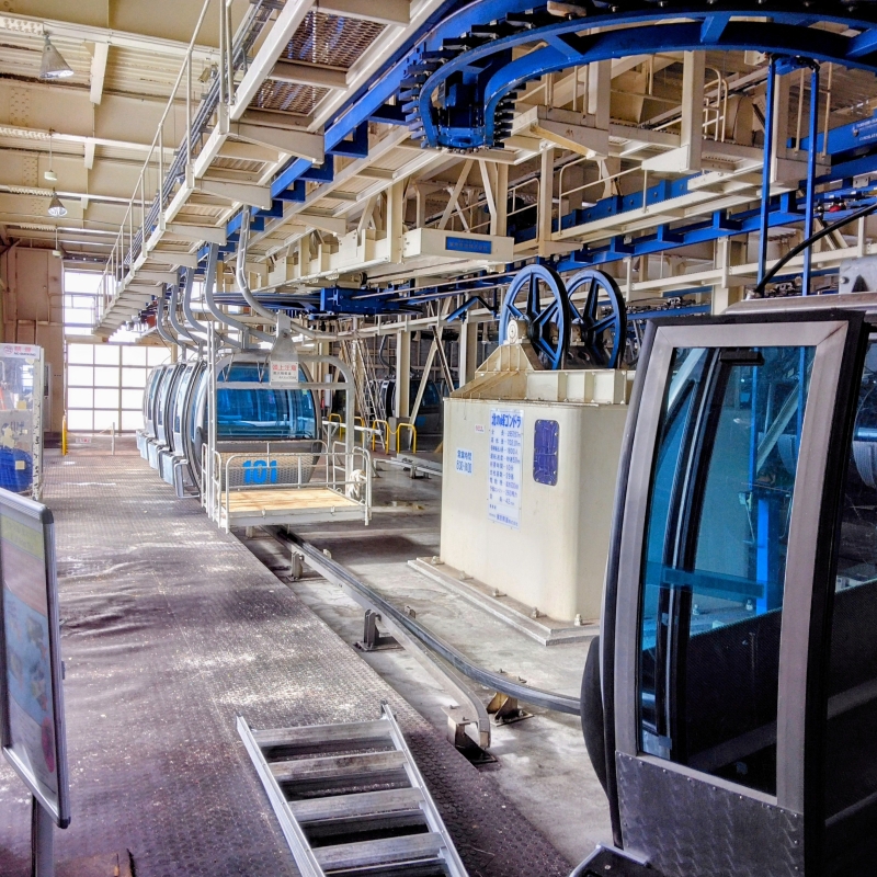 Kitanomine Gondola cars awaiting customers