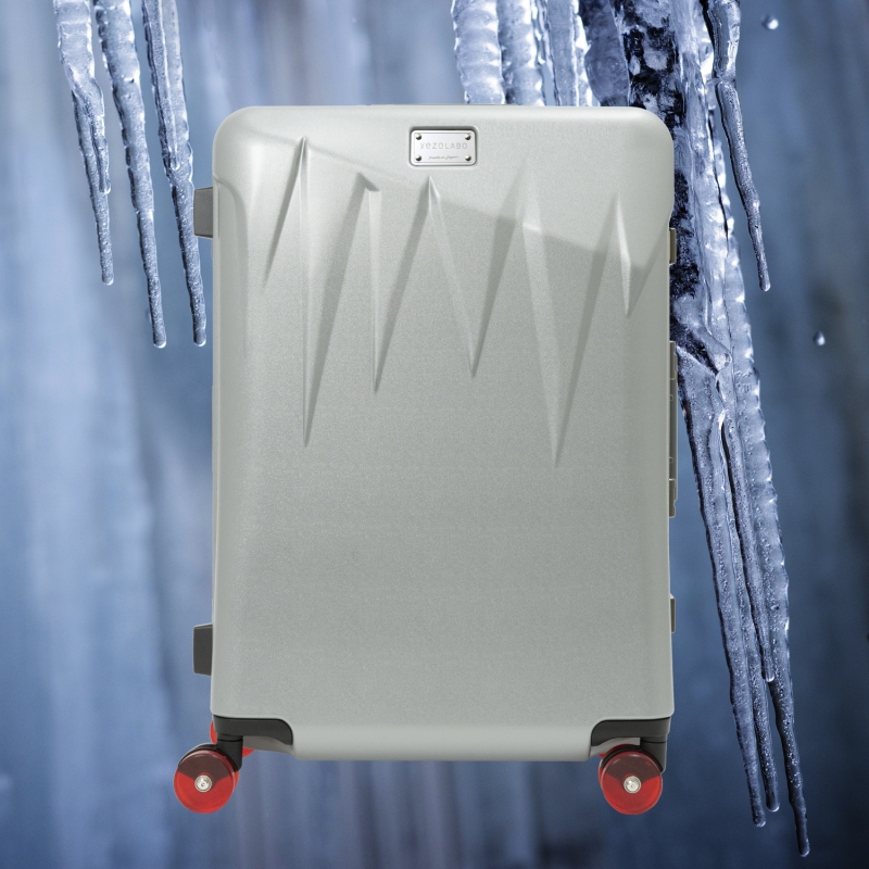 氷柱の力強さと美しさを併せ持つ造形を、スーツケースのボディデザインに落とし込みました。