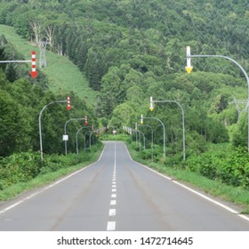 Red/white arrows showing edge of the road